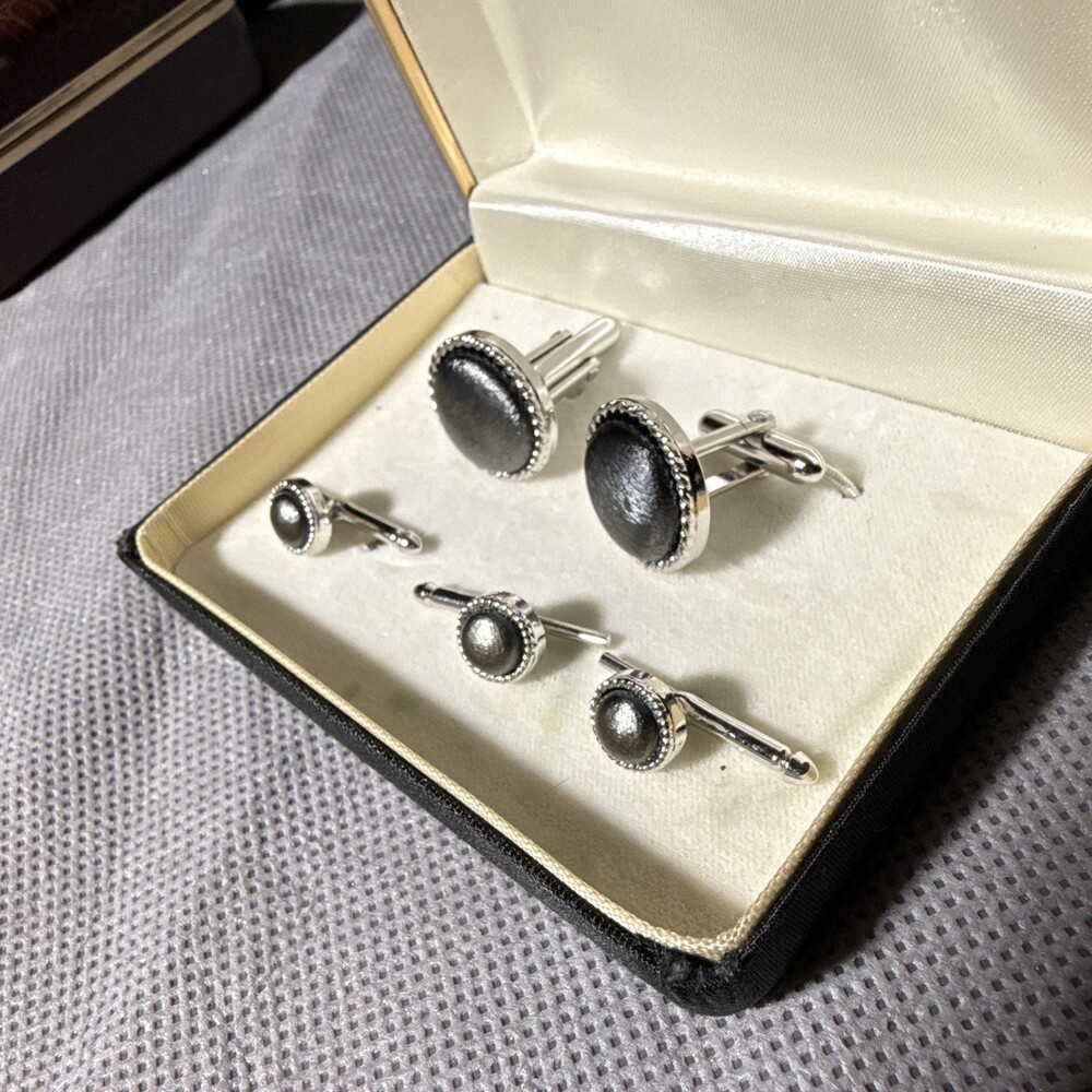 vintage Swank cufflinks feature a black cabochon in a silvertoned, beaded border
